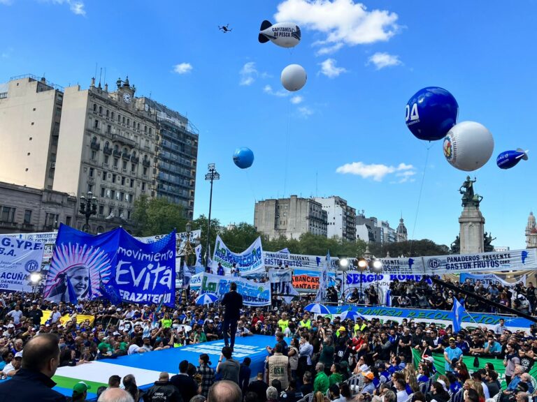 Masiva movilización de la CGT en apoyo a Massa