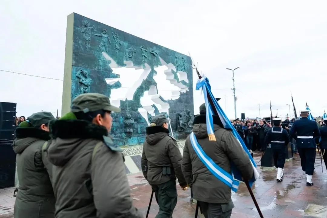 Luego de la vigilia, la Juventud Sindical Peronista de la CGT.RA participó del acto central por el 2 de Abril realizado en la Plaza Malvinas de la ciudad de Ushuaia.